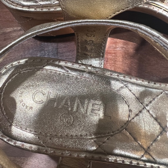 CHANEL SS 2022, Gold & Pearl CC leather sandals, NWT ( NEVER WORN) - Picture 3 of 10